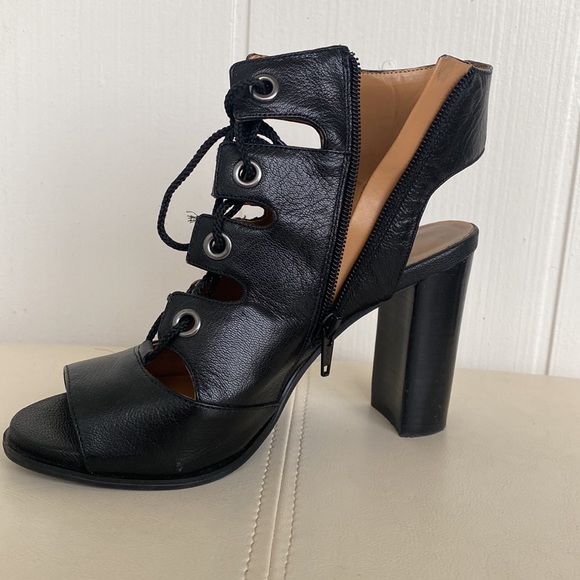 Black sandals. - Picture 3 of 6